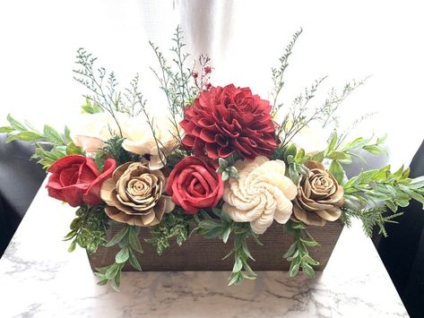 Red Christmas Wedding, Wood Flower Centerpiece, Red Flower Arrangements, Winter Centerpiece, Eco Flowers, Home Decor Floral Arrangements, Winter Centerpieces, Flower Christmas, Arrangement Ideas