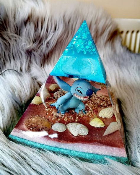 Dog Memorial Resin Pyramid, Disney Resin Crafts, Resin Pyramid Ideas Diy, Resin Perimid, Epoxy Pyramid, Resin Pyramid Ideas, Resin Triangle, Pokemon Terrarium, Resin Pyramid