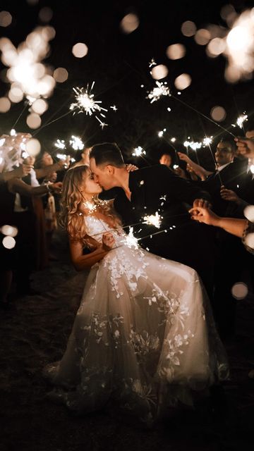 Wedding Sparklers Photos, Sparkler Exit Wedding, Wedding Send Off, Sparkler Send Off, Grass Wedding, Wedding Sparklers, Sparkler Exit, Wedding Photography Styles, Sparkle Wedding