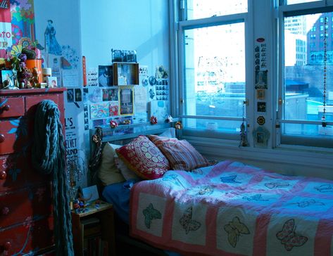 "I am a student at the School of the Art Institute of Chicago and this is my dorm room."—Submission from Caseywait. Slaap Lekker, Dekorasi Kamar Tidur, Aesthetic Rooms, Pretty Room, Dreamy Room, Room Decorating, House Room, Cozy Room, Room Inspiration Bedroom