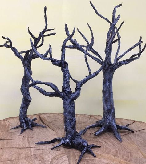 Tutorial to make a spooky tree using just a few materials - wire wrapped with paper, glue, and some paint. Makes a great tree for a Halloween scene. Halloween Paper Flowers, Diy Halloween Tree, Haunted Tree, Haunted House Diy, Spooky Tree, Tree Tutorial, Casa Halloween, Twisted Tree, Haunted Dollhouse