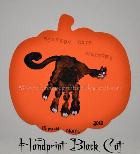 Handprint Black Cat Halloween Craft October Crafts, Carte Halloween, Halloween Preschool, Footprint Art, Handprint Crafts, Daycare Crafts, Cat Pumpkin, Halloween Craft, Handprint Art