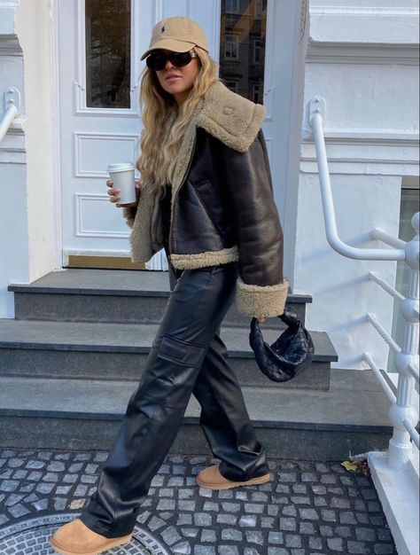 Fall Outfits 223, Chunky Sneakers Outfit Fall, Outfit Con Montone, Chunky Uggs Outfit, Zara Fall 2023, Fall Outfits California, Montone Zara, Fall Warm Outfits, Sneakers 2023 Trends