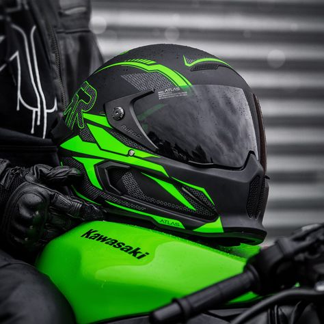 Green Motorcycle Helmet, Custom Helmet Paint, Custom Helmet Design, Green Motorcycle, Motorcycle Helmet Design, Cool Motorcycle Helmets, Kawasaki Bikes, Black Helmet, Helmet Paint