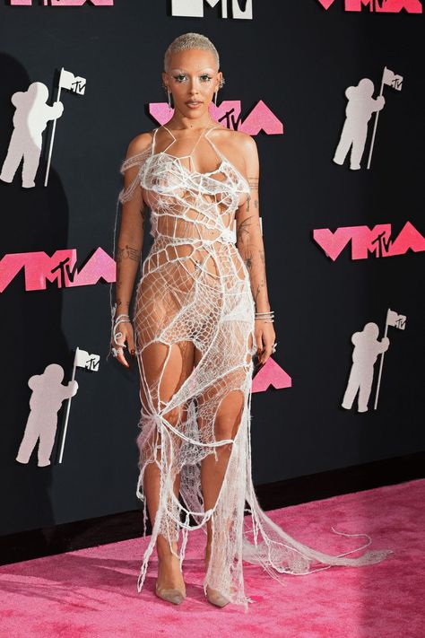 Doja Cat Vma 2023, Doja Cat Say So Outfit, Doja Cat Aesthetic Outfit, Doja Cat Street Style, Doja Aesthetic, Doha Cat, Meat Dress, Cardi B Photos, Vmas Red Carpet