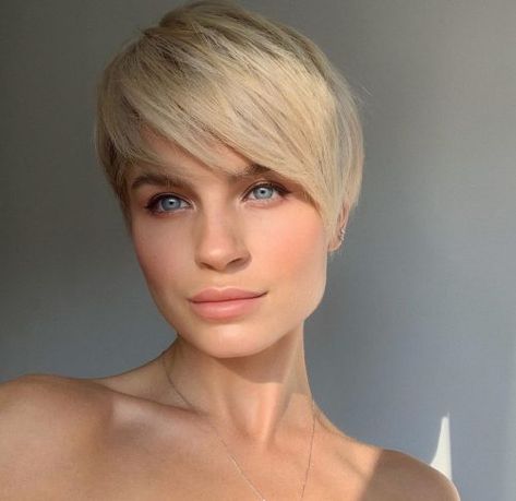 24 Best Hairstyles for Square Faces Pixie Cut Square Face, Square Face Short Hair, Haircuts For Square Faces, Hairstyles For Square Faces, Flattering Haircuts, Haircut For Square Face, Square Face Hairstyles, Square Face Shape, Square Face