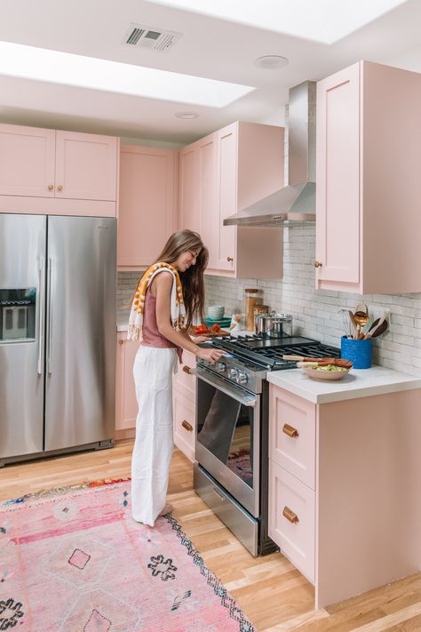 Pink Kitchen Designs, Sage Green Kitchen, Pastel Kitchen, Beige Kitchen, Studio Diy, White Countertops, Pink Kitchen, Painting Kitchen Cabinets, Decoration Inspiration