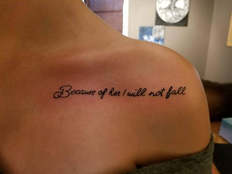 Collar Bone Tattoo Quotes Strength, Chest Quote Tattoo Female, Baddie Collar Bone Tattoo, Collar Bone Quote Tattoo, Top Of Shoulder Tattoos For Women Quotes, Colar Bone Tattoo For Women Meaningful, Shoulder Quote Tattoos For Women, Shoulder Tattoos For Women Quotes, Shoulder Tattoo Words