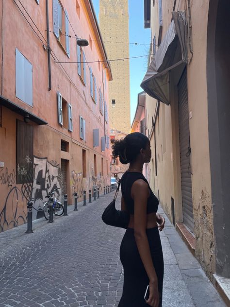 Bologna Italy Photo Ideas, Bologna Italy Outfit, Italy Photo Dump, Bologna Photo Ideas, Bologna Italy Photography, Italy Photoshoot Ideas, Bologna Italy Aesthetic, Fashion Italy Summer, Tall Girl Aesthetic