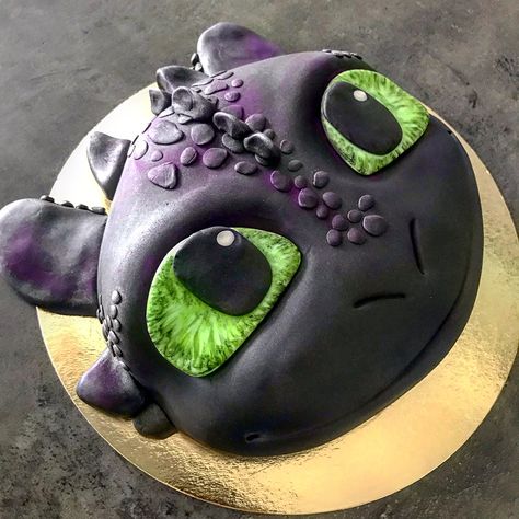 toothless cake Toothless Dragon Cake Birthday, Toothless Cake Ideas, Toothless Birthday Cake, Toothless Party, Toothless Cake, Dragon Birthday Cakes, Camo Wedding Cakes, Dragon Cakes, Dragon Birthday Parties