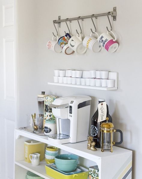 15 Ikea tricks to make your mornings easier Koffie Stations, Diy Coffee Station, Decor Ikea, Home Coffee Bar, Apartment Life, Kitchen On A Budget, Decoration Inspiration, Cool Ideas, Decor Minimalist