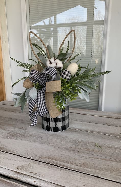 Easter Home Decor Ideas, Dekoratívne Vence, Easter Floral Arrangement, Easter Flower Arrangements, Easter Arrangement, Easter Centerpiece, Easter Home Decor, Easter Craft Decorations, Easter Stuff