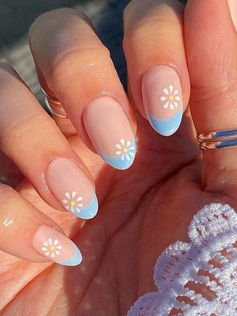 light blue French tips with flowers Light Blue Nails With Flowers, Blue Nails With Flowers, Light Blue Nail Designs, Nails With Flowers, Light Blue Nails, Baby Blue Nails, Lavender Nails, Daisy Nails, Flower Nail Designs