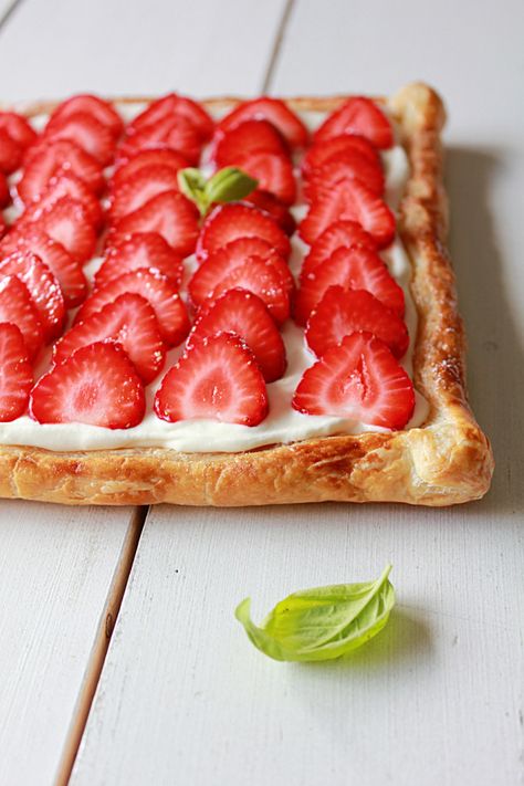 Strawberry Cream Cheese Puff Pastry, Strawberry Puff Pastry, Brunch Ideas For A Crowd, Cream Cheese Puffs, Cream Cheese Puff Pastry, Puff Pastries, Cheese Puff, Puff Pastry Desserts, Cheese Puff Pastry