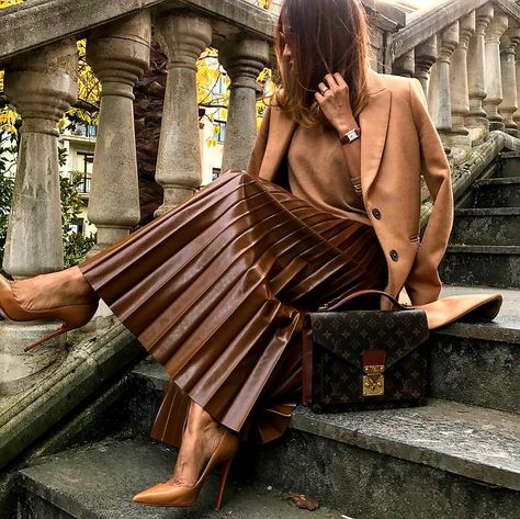 Pleated Leather Skirt Outfit, Style A Leather Skirt, Brown Leather Skirt Outfit, Casual Chique Stijl, Brown Leather Skirt, Pleated Skirt Outfit, Chique Outfit, Leather Skirt Outfit, Leather Pleated Skirt