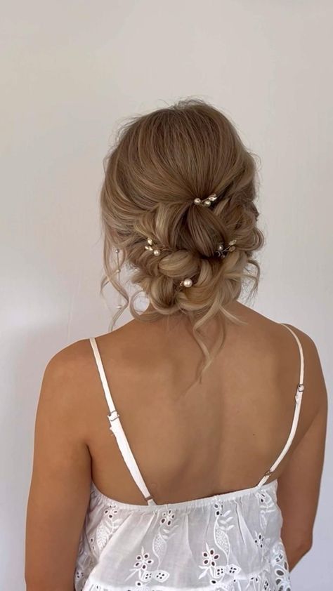 Grad Hairstyles, Prom Hair Up, Wedding Hair Updo, Bride Hairstyles Updo, Bridesmaid Hair Inspo, Cute Prom Hairstyles, Wedding Hair Up, Simple Prom Hair, Bridesmaid Hair Makeup