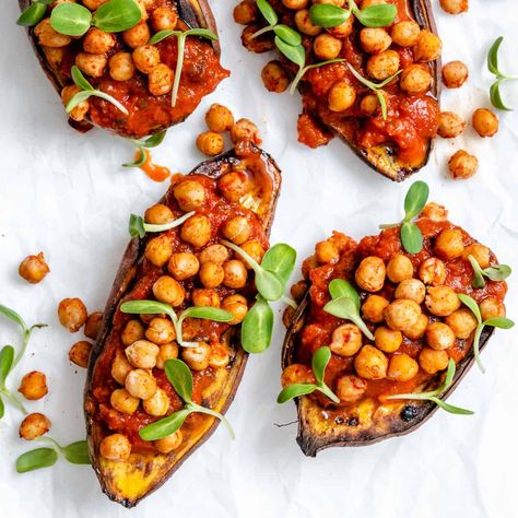 Sweet Potato Boats, Chickpea Sweet Potato, Sprouting Sweet Potatoes, Potato Boats, Potato Face, Stuffed Sweet Potato, Veggie Main Dishes, Plant Based Recipes Dinner, Plant Based Dinner