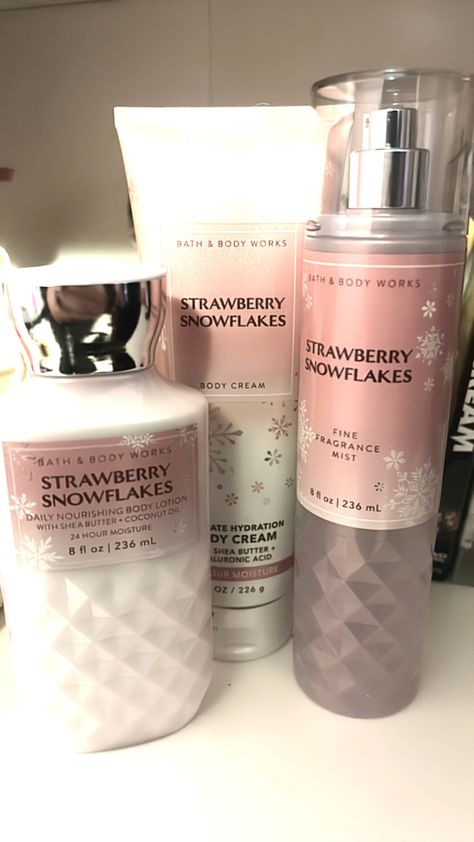 Christmas perfumes Strawberry Snowflakes, Pink Wonderland, Coquette Winter, Bath N Body Works, Winter Princess, Body Hygiene, Perfume Body Spray, Bath And Body Work, Bath And Body Works Perfume