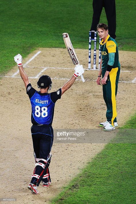 Grant Elliott of New Zealand celebrates after hitting the winning runs as Dale Steyn of South Africa looks on during the 2015 Cricket World Cup Semi Final match between New Zealand and South Africa at Eden Park on March 24, 2015 in Auckland, New Zealand. Dale Steyn Hd Wallpapers, South Africa Cricket Team, Dale Steyn, Azam Khan, Cricket Pakistan, World Cup Semi Final, Live Cricket Streaming, Kohli Wallpapers, World Cricket