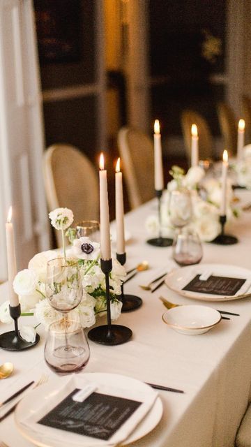 Neutral wedding reception in Niagara On The Lake, Ontario | Beige Black and White Wedding | Perfectly Designed Events Black White And Wood Wedding Decor, Black White Cream Wedding Decor, Black Tan Wedding Theme, Brown Black And White Wedding, Black And White Table Scape, Black And Beige Wedding Decor, Gold And Black Table Setting, Wedding Table Scape Ideas, Beige Black Wedding