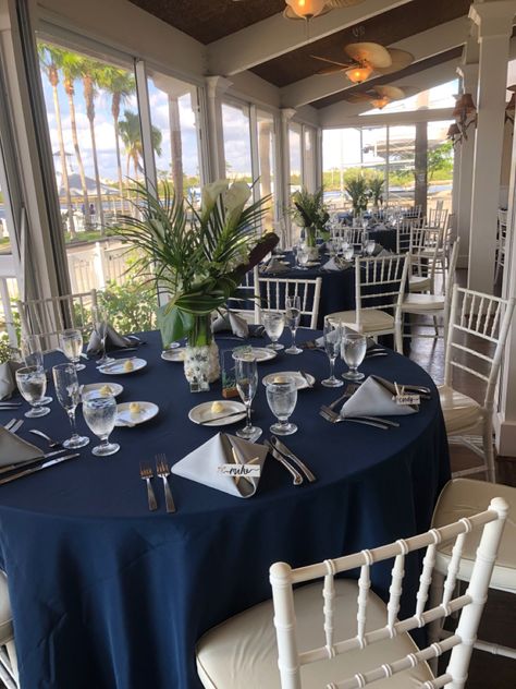 Navy Tablecloth Wedding Round Tables, Dark Blue Decorations Party, Navy Blue Table Decor, Dark Blue Wedding Theme, Dark Blue Table, Senior Brunch, Quince Blue, Blue Table Decorations, Navy Tablecloth