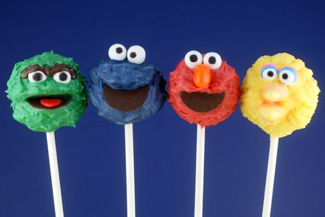 Sesame Street Cake Pops by Bakerella.  Directions on how to make are included. Cake Pop Receita, Sesame Street Cake, Elmo Cake, Elmo Birthday Party, Pop Cupcakes, Sesame Street Birthday Party, Torte Cupcake, Sesame Street Party, Elmo Birthday