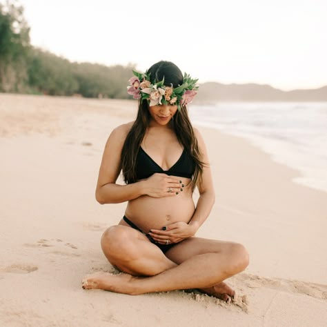 Bathing Suit and Flower Lei Beach Baby Moon Photos at Waimanalo Bay Hawaii by Oahu Maternity Photographer Desiree Leilani Pregnancy Photoshoot Beach, Maternity Shoot Beach, Symptoms Of Pregnancy, Beach Maternity Pictures, Diy Maternity Photos, Missed Period, Baby Bump Photoshoot, Maternity Photography Beach, Maternity Dresses Photography