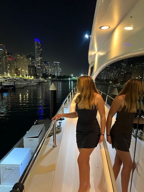 Yatch Boat Night Aesthetic, Yacht Birthday Party Aesthetic, Dubai Yacht Night, Dubai Cruise Outfit, Yacht Bday Party, Night Boat Party Outfit, Yacht Party Outfit Night, Yatch Party Outfit, Birthday Yacht Party