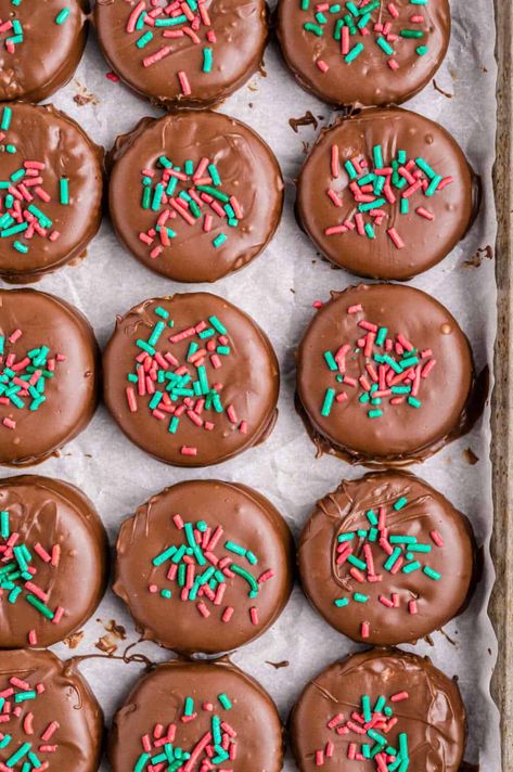 Ritz Cracker Cookies - These easy no-bake Christmas cookies are perfect for holiday parties. Buttery crackers with creamy peanut sandwiched inside are dipped in smooth chocolate to make a sweet and salty treat! Peanut Butter Ritz Crackers, Ritz Cracker Cookies, Ritz Cracker Dessert, Chocolate Covered Pretzels Recipe, Ritz Cracker Recipes, Ritz Cracker Chicken, Cracker Chicken, Christmas Cookie Recipes Holiday, Club Crackers