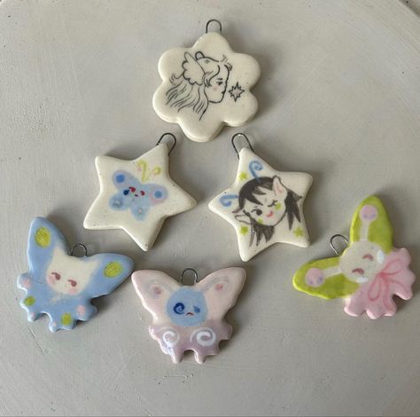 Clay Pins, Clay Keychain, Sculpture Art Clay, Clay Diy Projects, Tanah Liat, Pottery Crafts, Clay Art Projects, Cute Clay, Art Clay