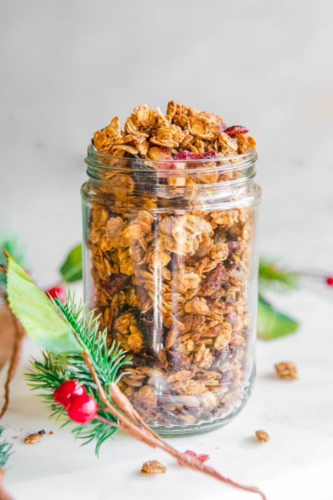 Crunchy Holiday Spiced Granola - Easy Vegan Breakfast Recipe Spiced Granola, Cinnamon Granola Recipe, Christmas Granola, Granola Easy, Almond Pulp Recipes, Easy Keto Breakfast Recipes, Green Smoothie Bowl Recipe, Sleeve Recipes, Easy Keto Breakfast