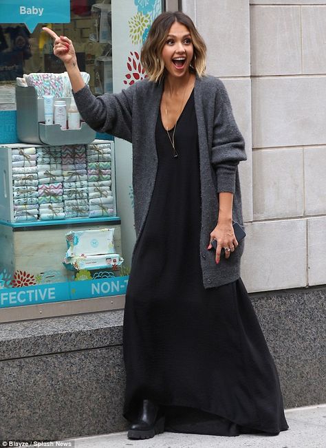 Jessica Alba Dress, Honest Company, Black Dress Outfits, Long Black Dress, Jessica Alba, Looks Chic, Types Of Dresses, Long Black, Outfits Casuales