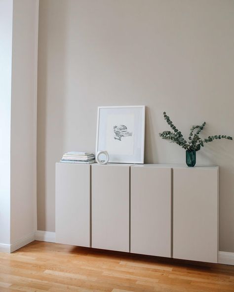 IKEA-Hack: 6 monochrome IVAR-Looks | SoLebIch.de Ikea Sideboard, Ikea Ivar, Cheap Decor, Luxury Decor, Design Living, Interior Inspo, Ikea Hack, Cheap Home Decor, Living Room Inspiration