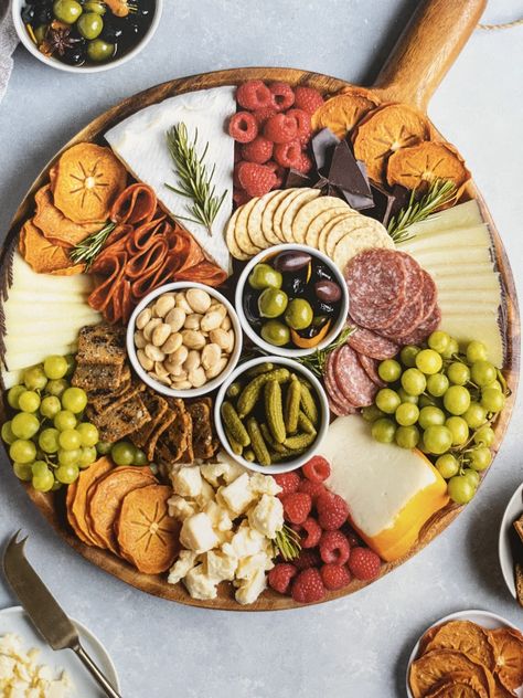 Boxed Lunch Catering, Harvest Dinner Party, Meat Cheese Platters, Charcuterie Appetizers, Lunch Catering, Thanksgiving Snacks, Food Gift Baskets, Fancy Dinner Party, Party Snack Food