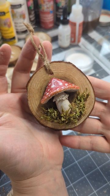 Crafts Using Nature, Mushroom Diy Crafts Ideas, Clay On Wood, Forest Diy, Diy Mushroom Ornaments, Mushroom Ornaments Diy, Fairy Christmas, Mushroom Ornaments, Polymer Clay Mushrooms