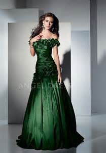 When I look at this dress I think of a Slytherin at a masquerade ball. Ball Dresses Green, Mascarade Ball Dresses, Emerald Green Wedding Dress, Mascarade Ball, Emerald Prom Dress, Alyce Paris Prom Dresses, Green Wedding Dresses, Prom Dresses 2016, Dresses Green