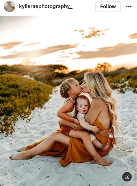 Strand Shoot, Motherhood Images, Family Beach Pictures Poses, Family Beach Pictures Outfits, Beach Photoshoot Family, Kylie Rae, Aesthetic Preset, Beach Picture Outfits, Family Beach Session