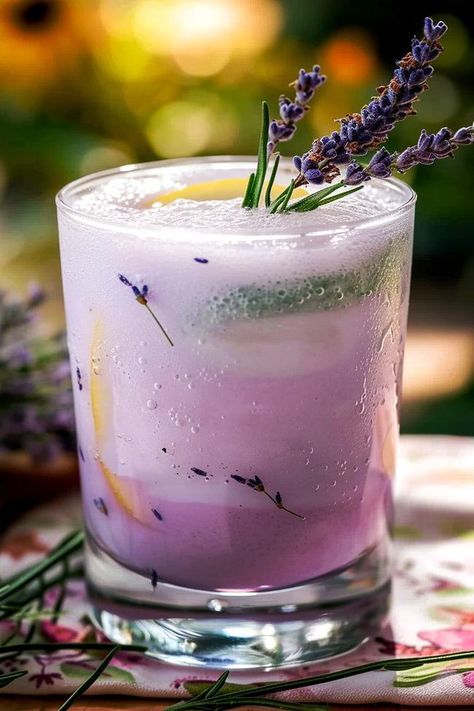 Lavender Mint Lemonade, Lavender Drinks Alcoholic, Lavender Restaurant, Lavender Tea Party, Lavender Mojito, Lavender Cocktails, Lavender Drink, Purple Drink, Mocktail Drinks