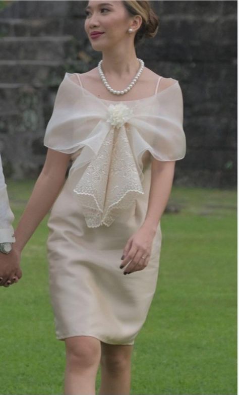 Modern Filipiniana Gown Wedding, Filipiniana Dress Modern Philippines, Filipiniana Dress Modern, Modern Filipiniana Gown, Italy Wedding Dress, Modern Filipiniana Dress, Filipiniana Wedding, Philippines Fashion, Modern Filipiniana