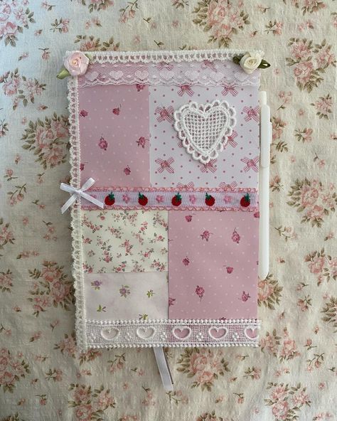 Dream Diary, Bullet Journal Cover Ideas, Book Cover Diy, Sketchbook Cover, Pretty Journals, Bible Cover, Pink Books, Bible Covers, Cute Notebooks