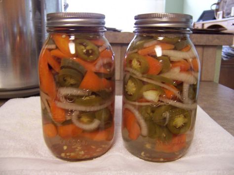 Canning Jalapeno Peppers and Carrots « I Grow Vegetables Jalapeno Peppers Recipes, Canning Jalapenos, Canning Jalapeno Peppers, Canning Peppers, Pickled Vegetables Recipe, Diy Canning, Pickled Jalapeno Peppers, Canned Jalapenos, Jalapeno Recipes