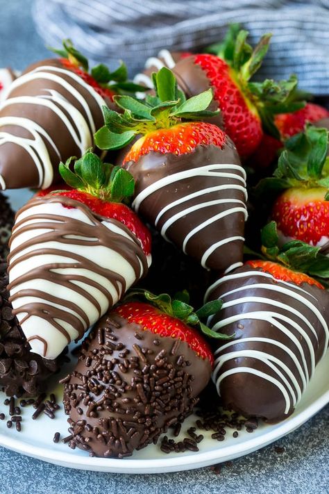 Brownie Pizza, Fruit Dips, Strawberry Recipe, Candy Fudge, Chocolate Covered Strawberry Recipe, Mums Birthday, Blackberry Syrup, Chocolate Ideas, Chocolate Melting Wafers