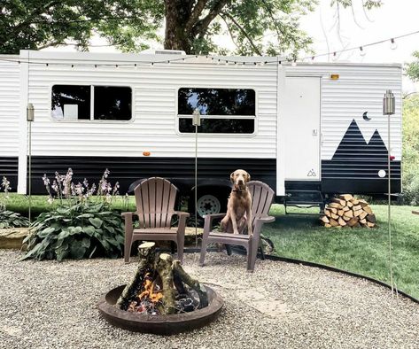 Rv Exterior Paint, Rv Decorating Ideas, Rv Decorating, Glamper Camper, Zelt Camping, Rv Exterior, Happy Glamper, Camper Rental, Camper Trailer Remodel