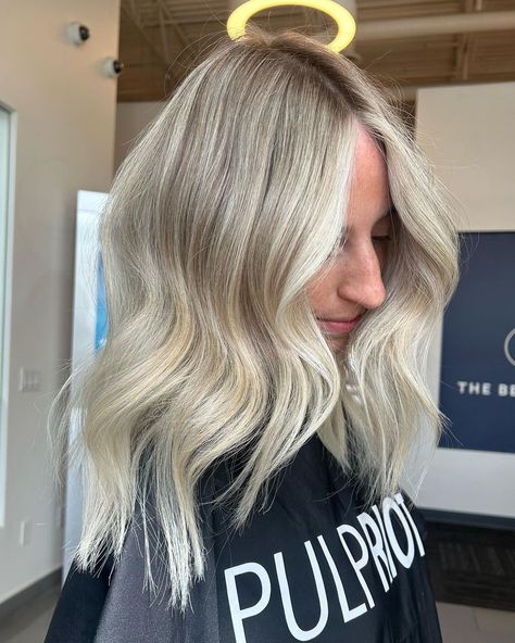 Straight or waved? Beautiful results thanks to @k18hair 🔥 Waves using @t3micro 1.5” ✨ Toned with @goldwellus 🤌🏻 #phoenixhairstylist… | Instagram Blonde Highlights With Money Piece, Dimensional Blonde With Money Piece, Blonde With Money Piece, Blonde Dimensional Hair, Blonde Hair With Money Piece, Dimensional Hair, Beige Blonde Hair, Summer Blonde Hair, Summer Blonde