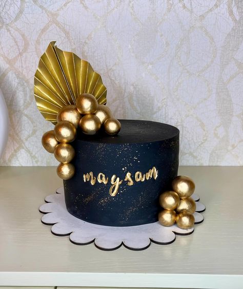 Black cake with golden details 🖤✨ . . . . . . . . #black #blackcake #gold #blackandgold #birthday #birthdaycake #goldcake #cake #cakedesign #morocco #golden #goldencake #goldenball #maghreb Black Theme Cake, Bride To Be Cake, Golden Birthday Cakes, Black And Gold Cake, Cake Design For Men, Golden Cake, Black Cake, 21st Birthday Cakes, Heart Shaped Cakes