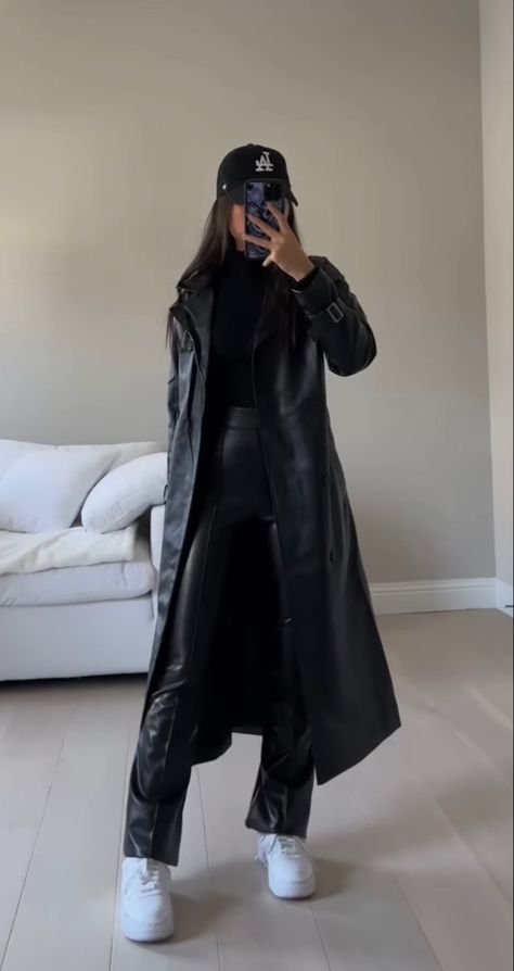 Casual Trench Coat Outfit, Leather Coat Outfit, Rapper Outfits, Winter Fashion Outfits Casual, Uni Outfits, Leather Jacket Outfits, Leather Trench, Foto Poses, Easy Trendy Outfits