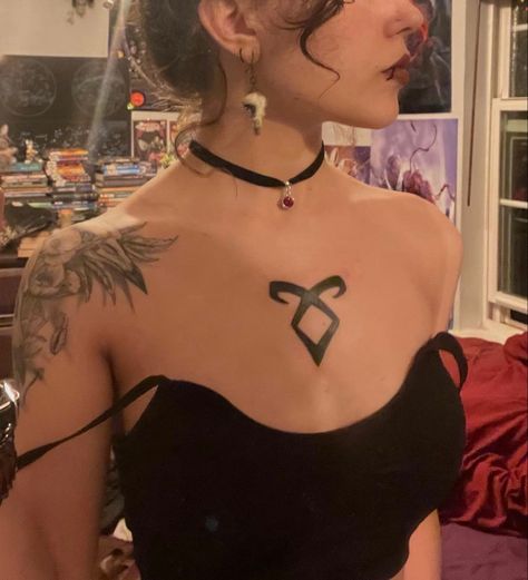 tattoo of the angelic rune :o Shadowhunters Angelic Rune, Angelic Rune Tattoo, Shadow Hunters Tattoo, Shadowhunters Tattoo, Tato Grunge, Angelic Rune, Runes Tattoo, Piercings And Tattoos, Rune Tattoo