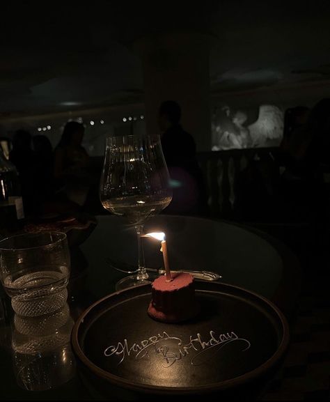 Birthday Cake Restaurant, Luxury Birthday Cake, Cake Restaurant, Cake Luxury, Birthday Sparklers, Money Birthday, Night Candle, Birthday Couple, Aesthetic Money