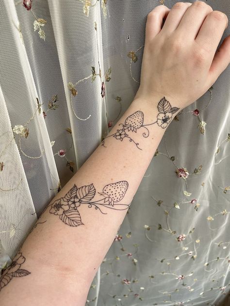 bug girl on Twitter: "everyone shut up rn and look at my strawberry arm!!!! https://t.co/l5KXVLCWVj" / Twitter Vine Down Arm Tattoo, Strawberry Vine Tattoo Simple, Twinning Tattoos, Strawberry Vine Tattoo, Tatuaje Studio Ghibli, Strawberry Vine, Around Arm Tattoo, Wrap Around Tattoo, Cuff Tattoo