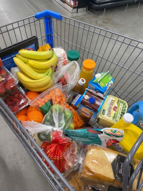 Grocery Shopping Aesthetic, Supermarket Aesthetic, Track Food, Buying Food, Health Facts Food, Healthy Lunch Snacks, Grocery Supermarket, Grocery Foods, Healthy Groceries